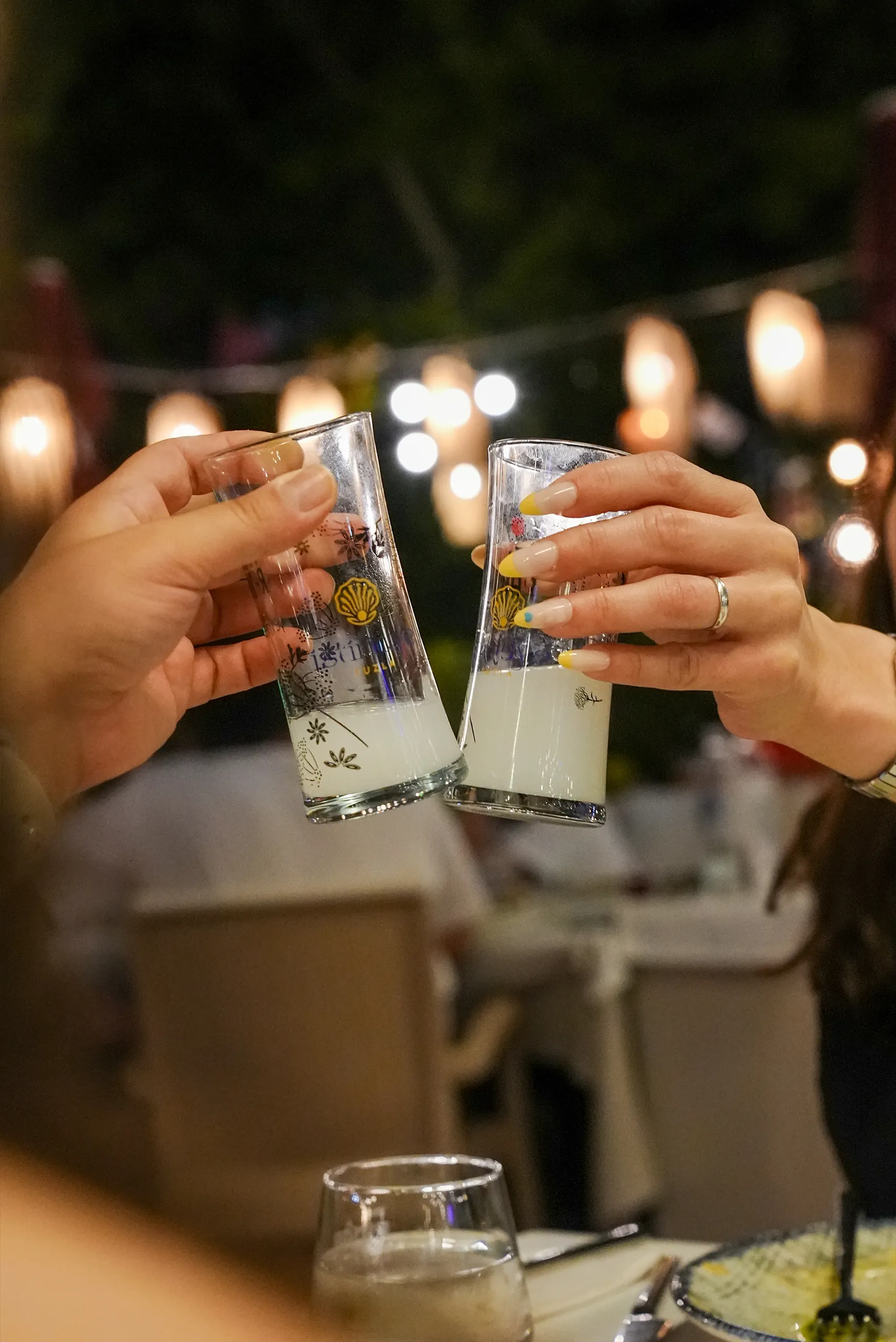 Tuzla sahil balık restoranı iç mekan - İstiridye Tuzla deniz manzaralı masa düzeni